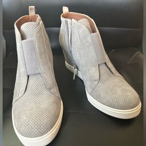 Great used condition Linea Paola Felicia grey wedge sneaker